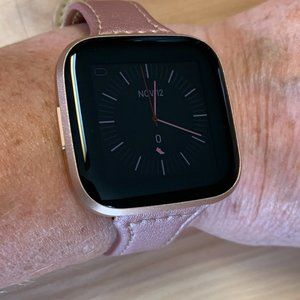 FITBIT VERSA ROSEGOLD ALUMINUM SMARTWATCH WITH CHARGER AND EXTRA BANDS